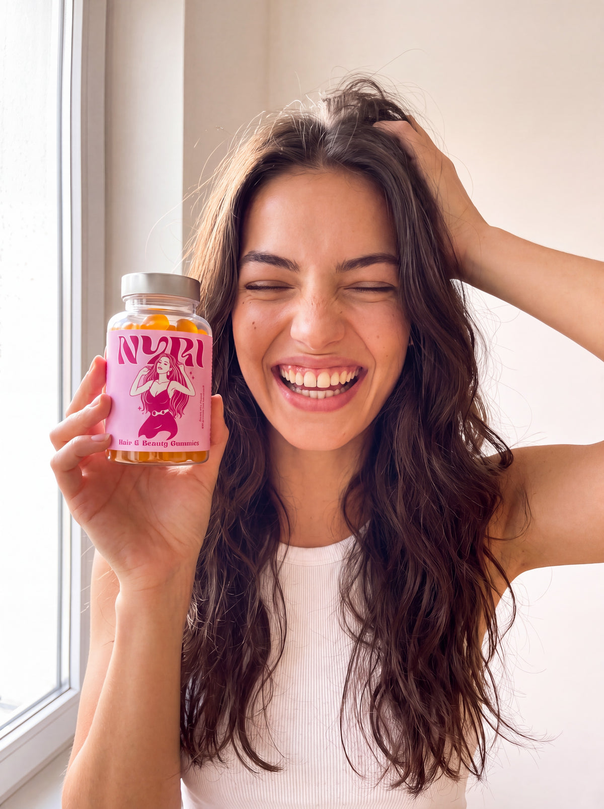 Usmívající se Mia s NYRI Hair & Beauty Gummies