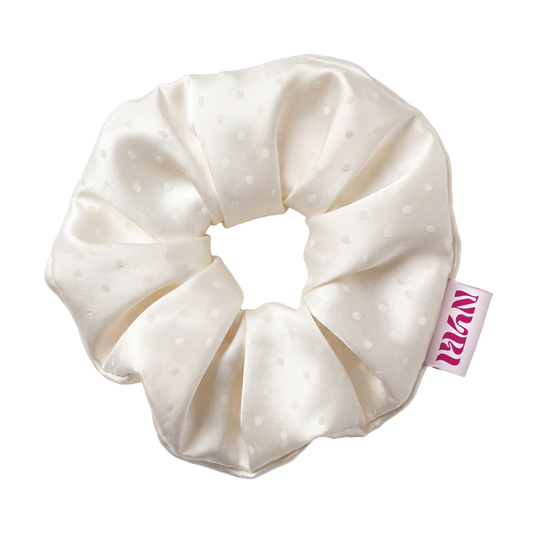 Nyri Scrunchie, saténová gumička do vlasů v krémově bílé barvě