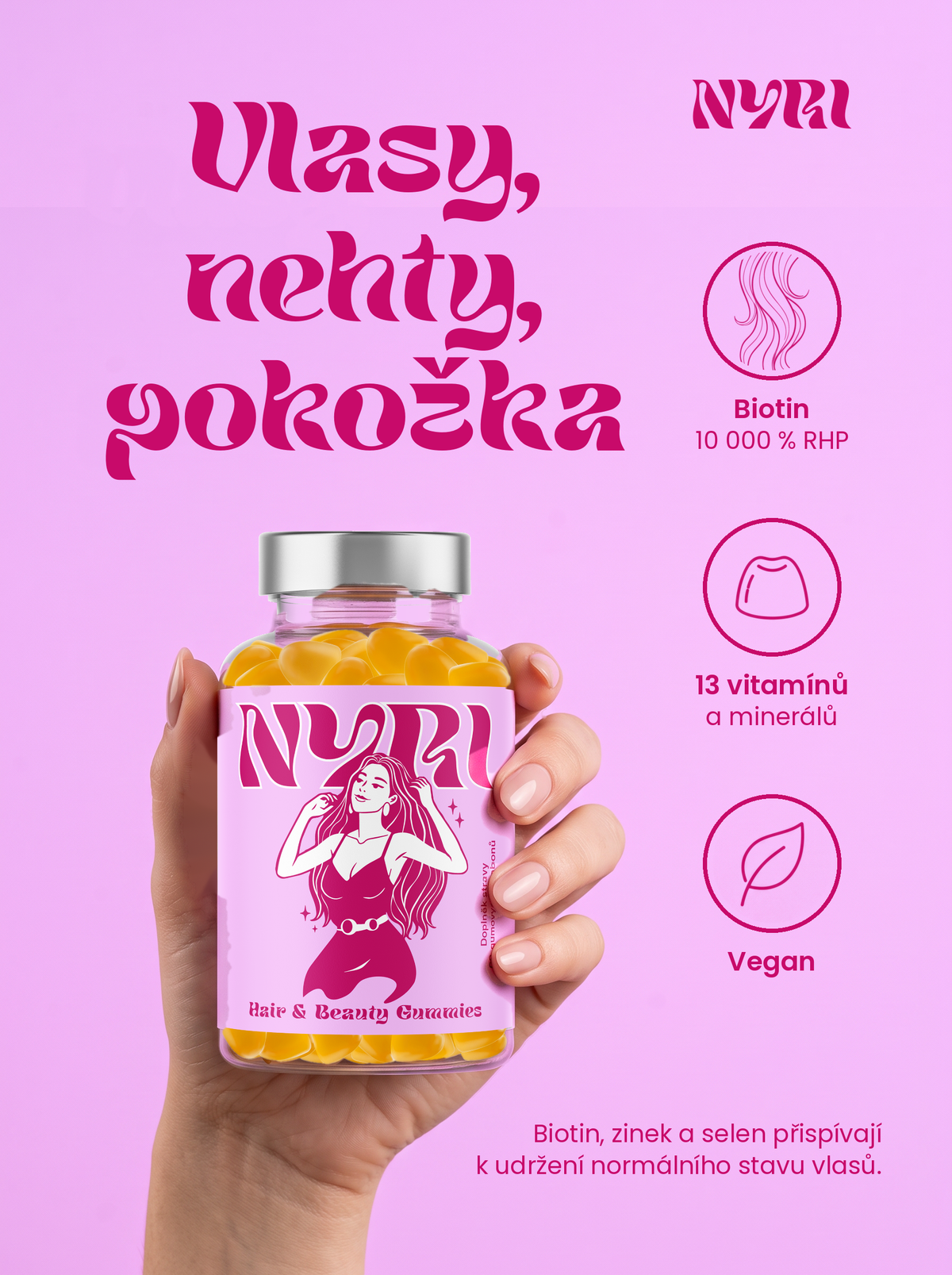 Ruka drží lahvičku NYRI Hair & Beauty Gummies – biotin, 13 vitaminů a minerálů, vegan