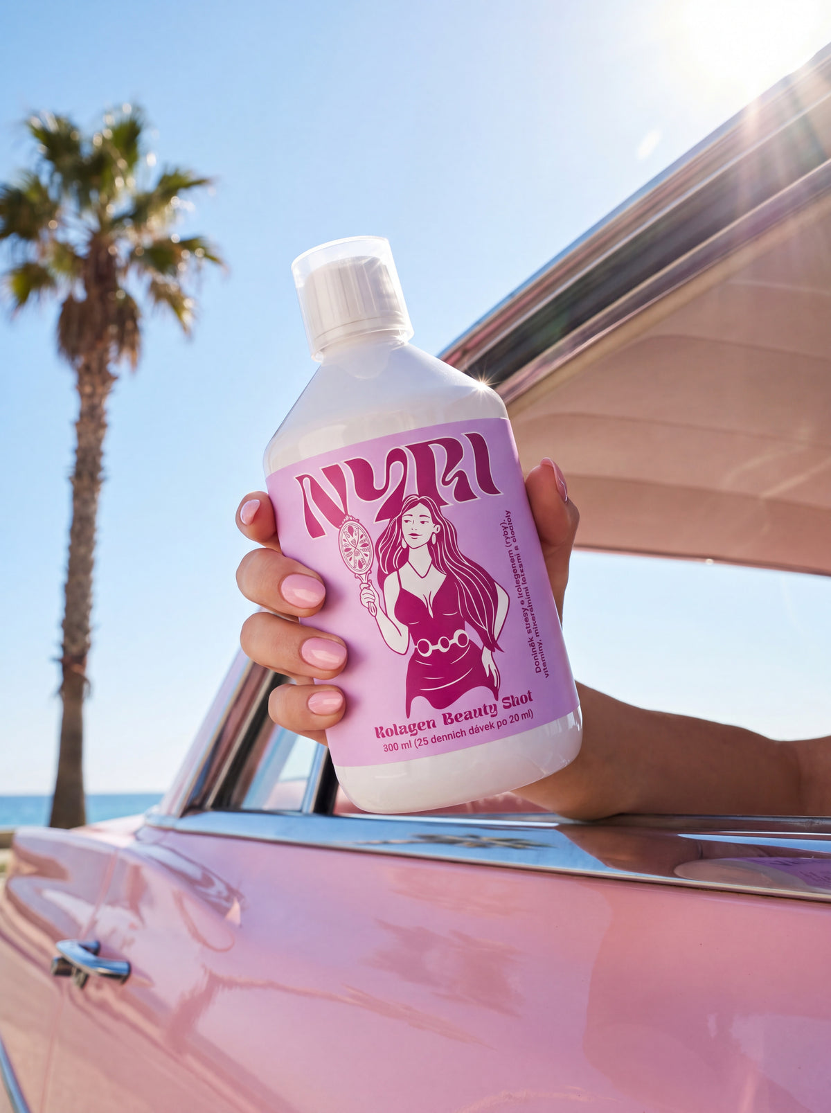 NYRI Kolagen Beauty Shot v ruce z okna růžového auta